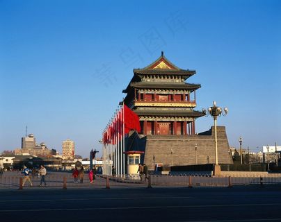 城门楼前的一排旗杆