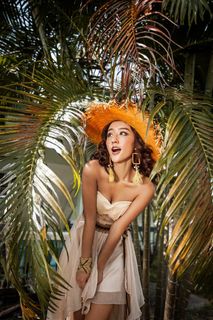 棕榈树旁的时尚美女