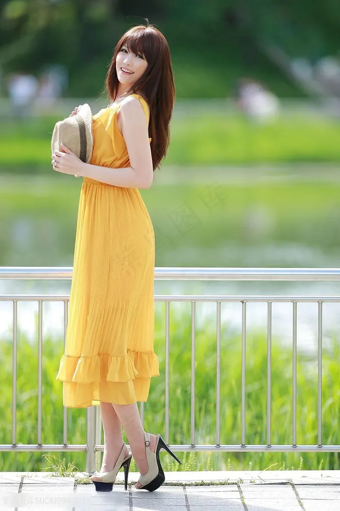 站在湖边的高清韩国美女李恩慧图片