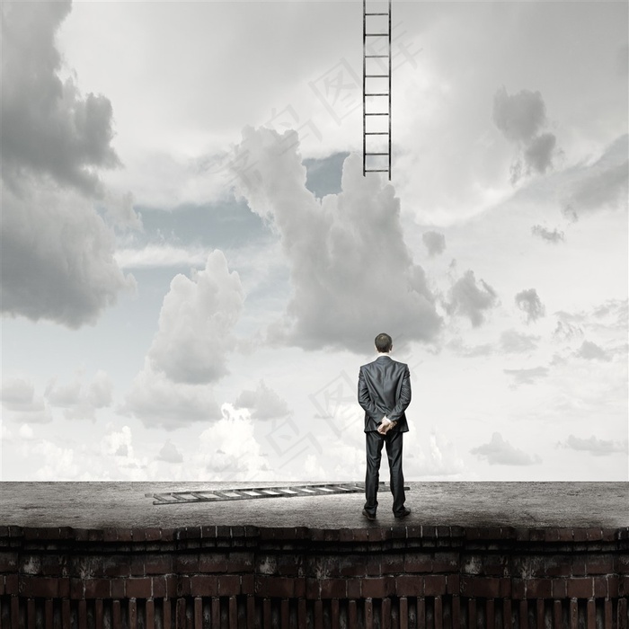对着楼梯的商务男士