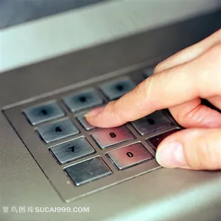 取款机前按密码的手部特写