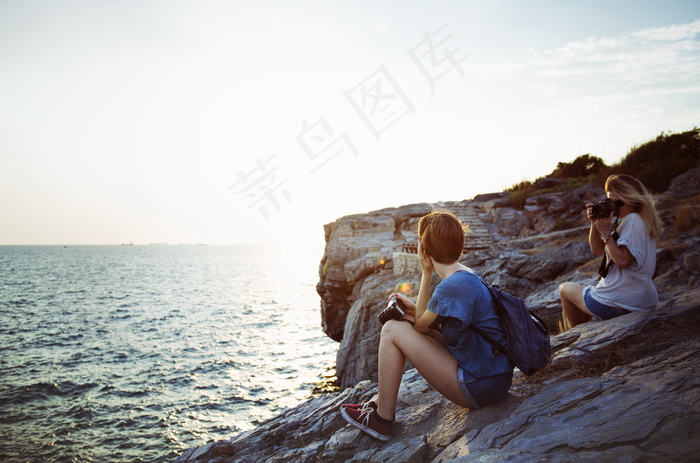 闺蜜自由行海边图片