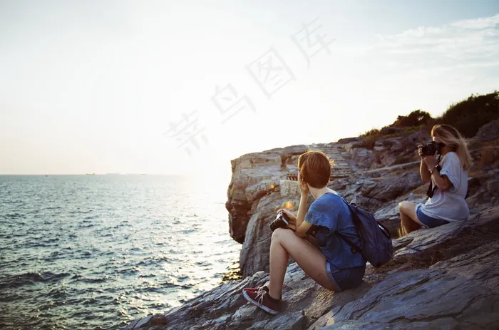 闺蜜自由行海边图片