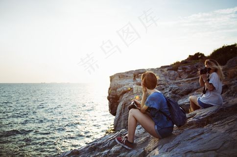 闺蜜自由行海边图片