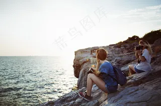 闺蜜自由行海边图片