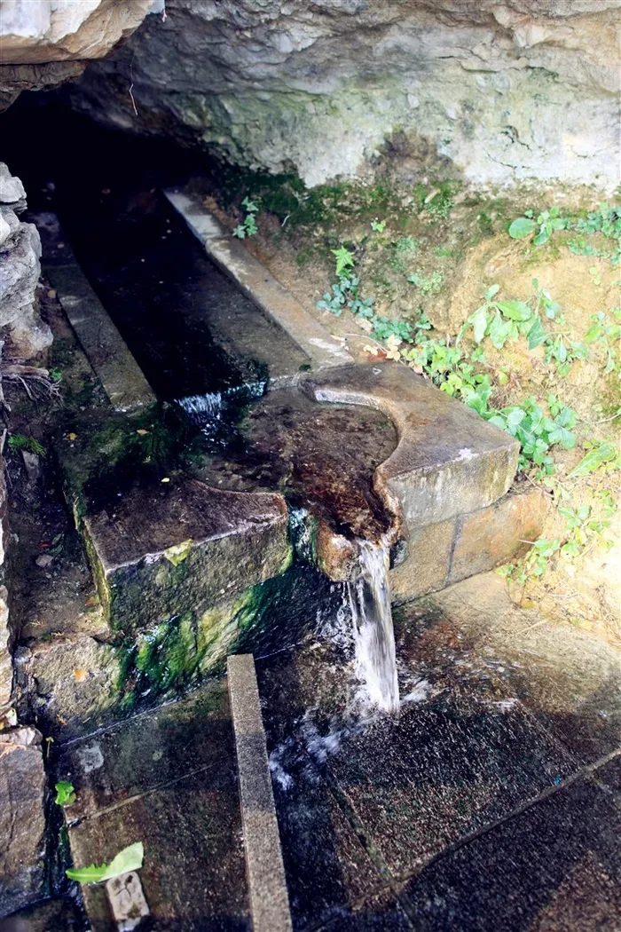 济南灵岩寺的山泉