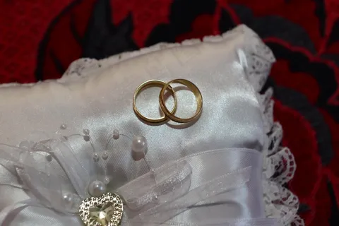 婚纱结婚戒指图片