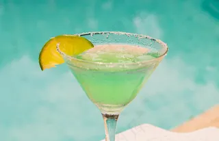 清爽夏季果汁饮品摄影照片