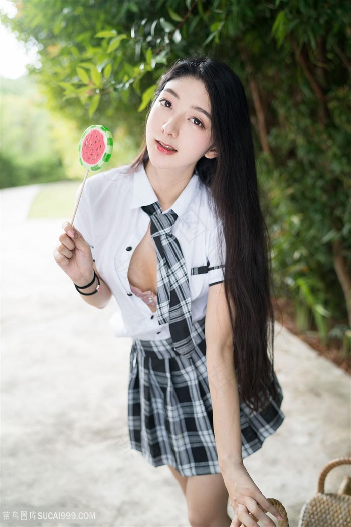 吃棒棒糖的清纯美女小热巴图片