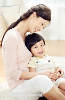 妈妈抱着小孩的照片