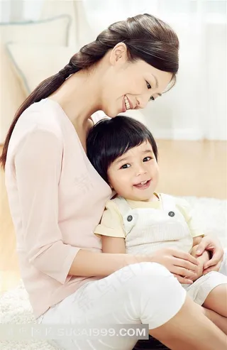 妈妈抱着小孩的照片