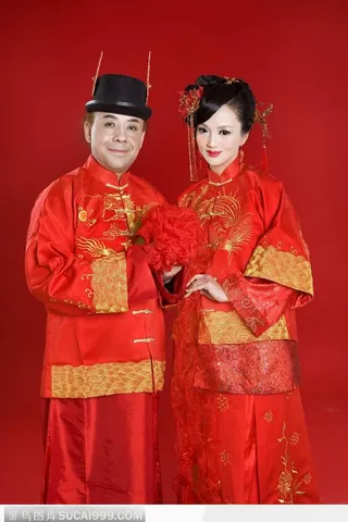 拿着绣球的夫妻