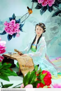 坐书桌前读书的穿传统服装汉服的古典美女