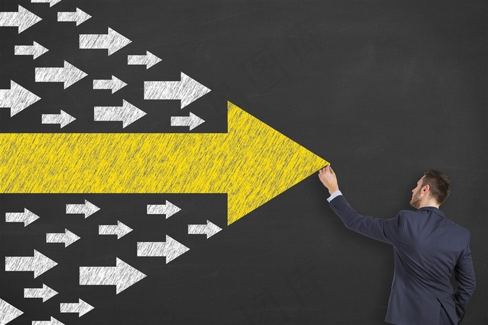 画黄色箭头的男人