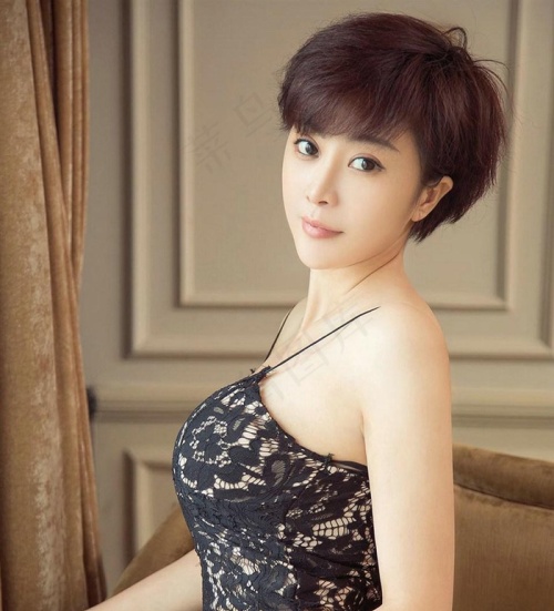 国内性感嫩模方圆干练短发美女图片集