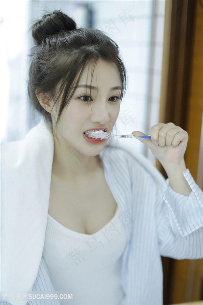 刷牙的*清纯女神图片