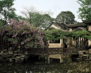 园林内池塘边的古建筑