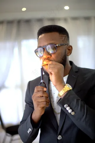 西装抽烟商务男士图片