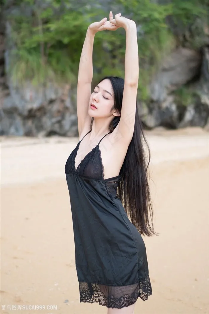 沙滩上的睡衣美女小热巴高清图片