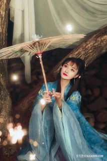 枯木纸伞古装女子图片