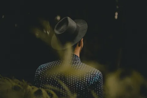 男孩的背影图 男孩的背影图