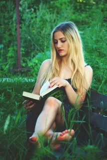 安静的看书美女图片