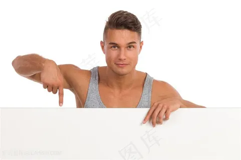 穿背心的男人指着下面白板图片