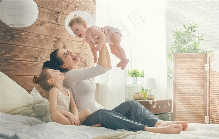 开心玩耍的母女