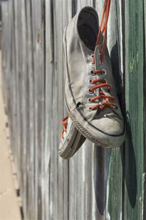 挂着的一双旧鞋 挂着的一双旧鞋