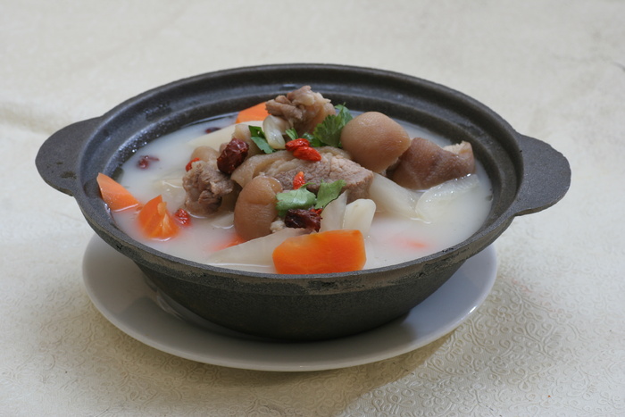 铁锅萝卜炖猪肘