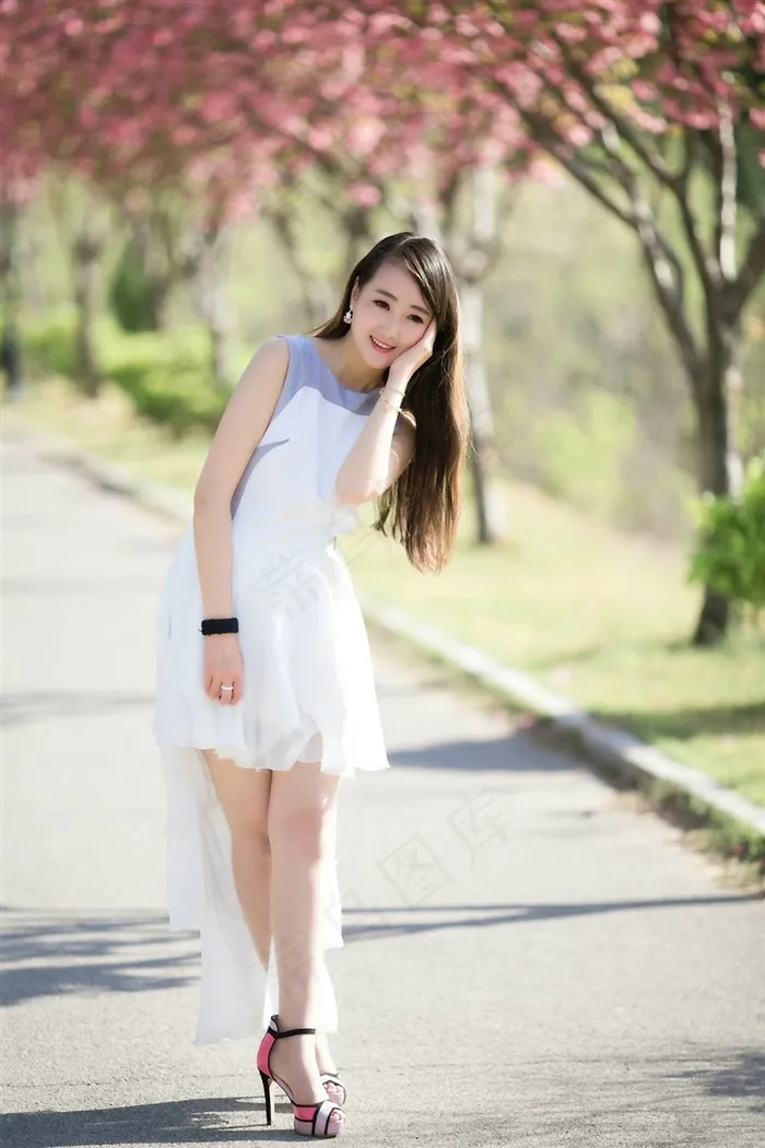 樱花树下长发清纯美女写真图片