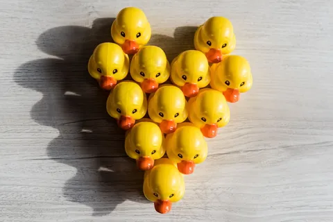 心形可爱小黄鸭玩具图片 心形可爱小黄鸭玩具图片