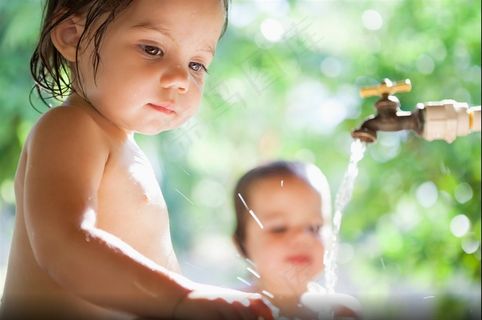 外国儿童接水