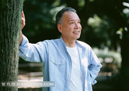 手扶树木的男性老人素材