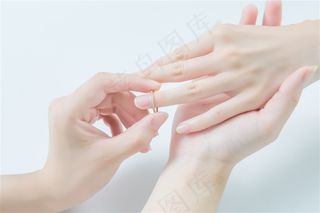 男女求婚戒指双手特写