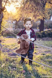可爱的男孩秋季写真高清摄影