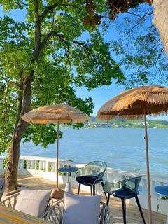 悠闲夏日海边的小摊