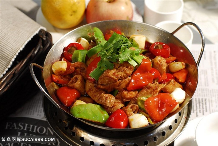 中华美食干锅肥肠摄影图