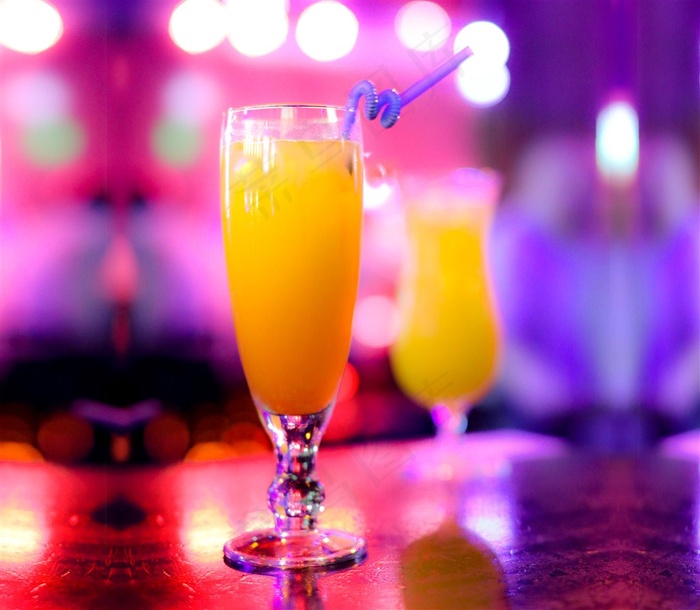 酒吧里的一杯鸡尾酒