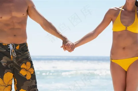比基尼美女海边情侣牵手图片