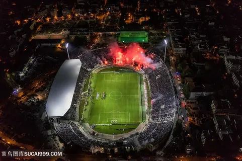 宽广的足球运动场高清图片 宽广的足球运动场高清图片