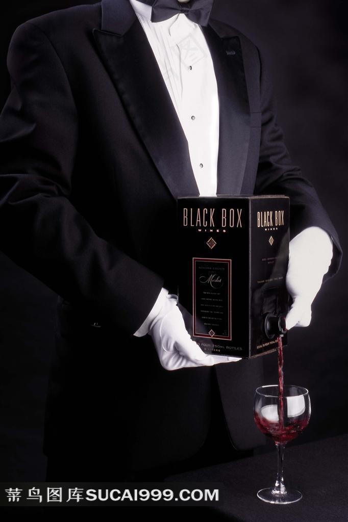 侍应倒红酒特写图