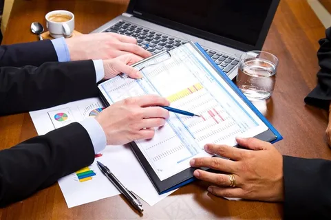 拿着数据研究的双手 拿着数据研究的双手