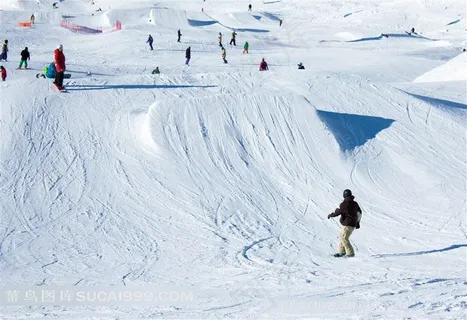 冬天白雪覆盖的滑雪场