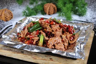 铁板大片牛肉 35元主料：牛肉  味型：孜然味