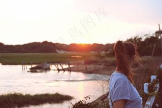 看日落的欧美美女图片