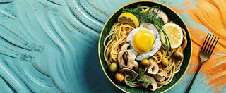 美食方便面鸡蛋意面西餐简餐摄影图