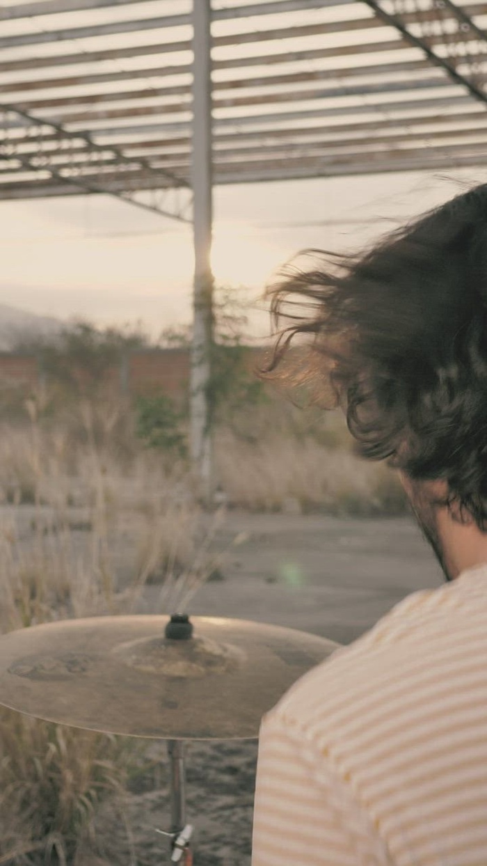 鼓手在空旷的地方紧张地演奏