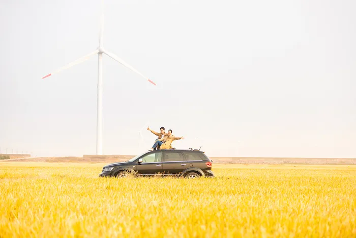 户外男女自驾旅游