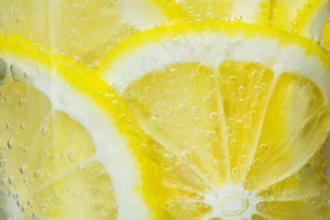 黄色柠檬片泡水图片 黄色柠檬片泡水图片